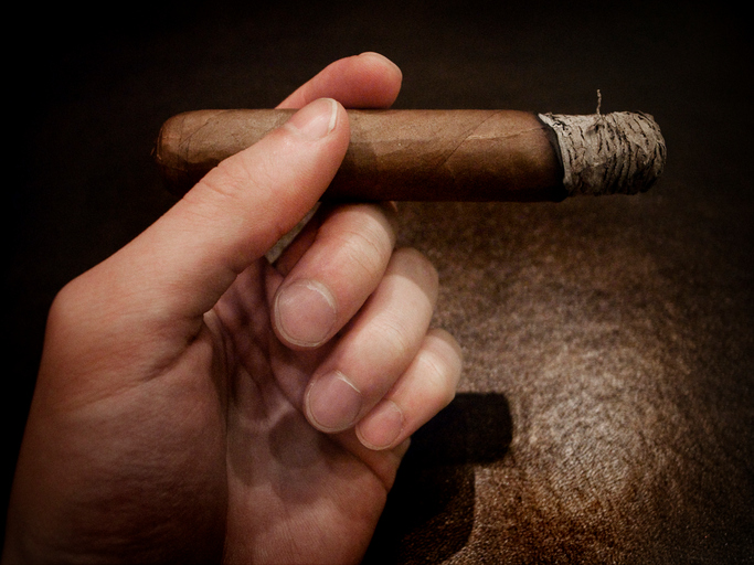 Read more about the article How to Smoke a Cigar